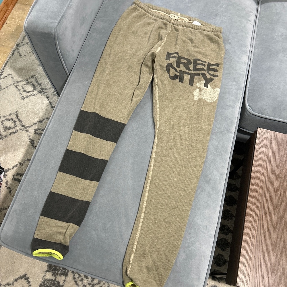 Free city sweatpants superfluff lux legwarmers XL